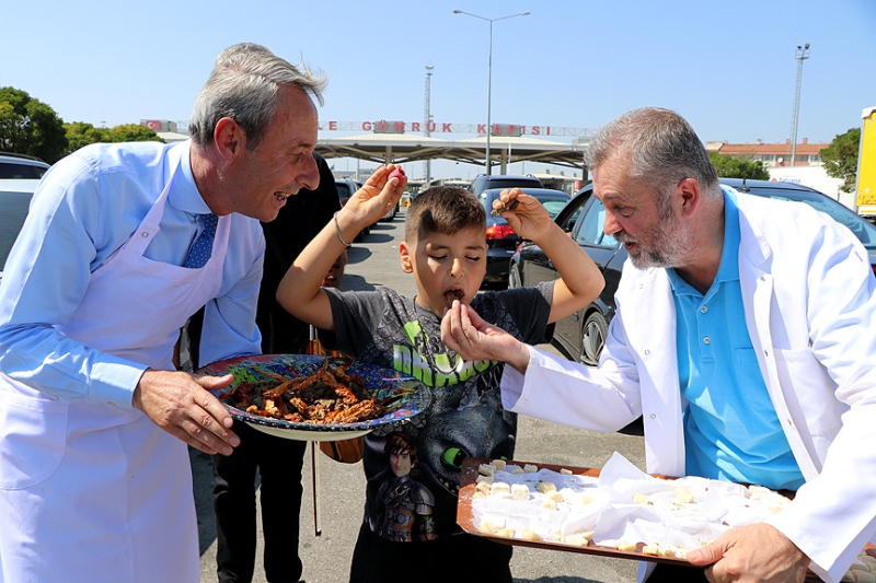 Edirne esnafı gurbetçileri festival havasında uğurluyor